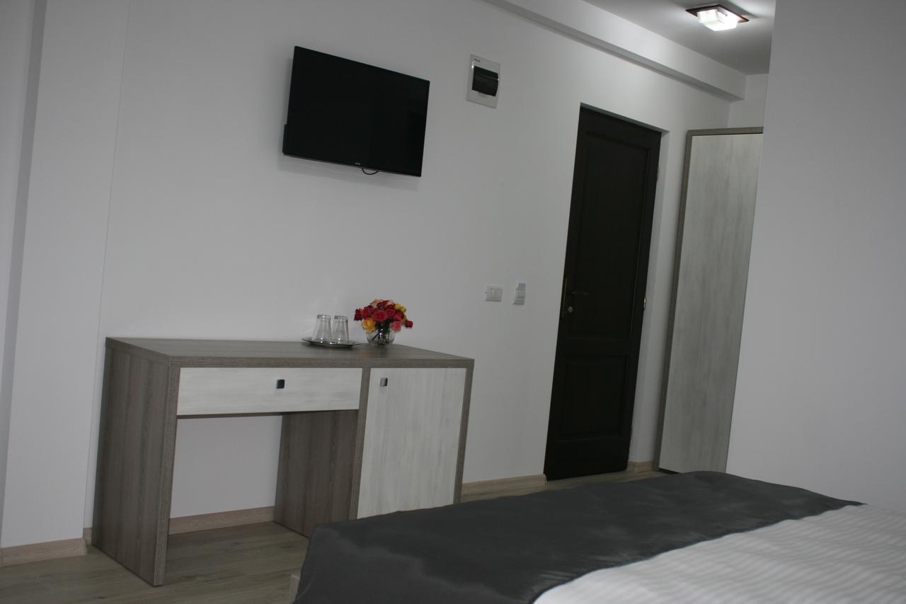 Riana Hotel Adjud Exterior photo