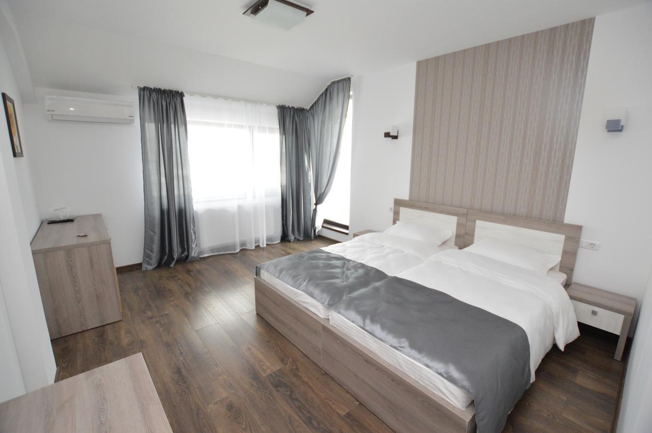 Riana Hotel Adjud Exterior photo