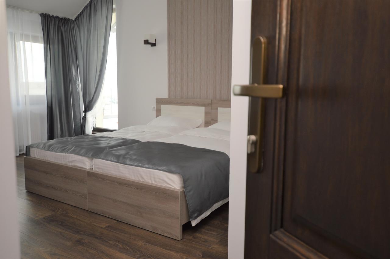 Riana Hotel Adjud Exterior photo