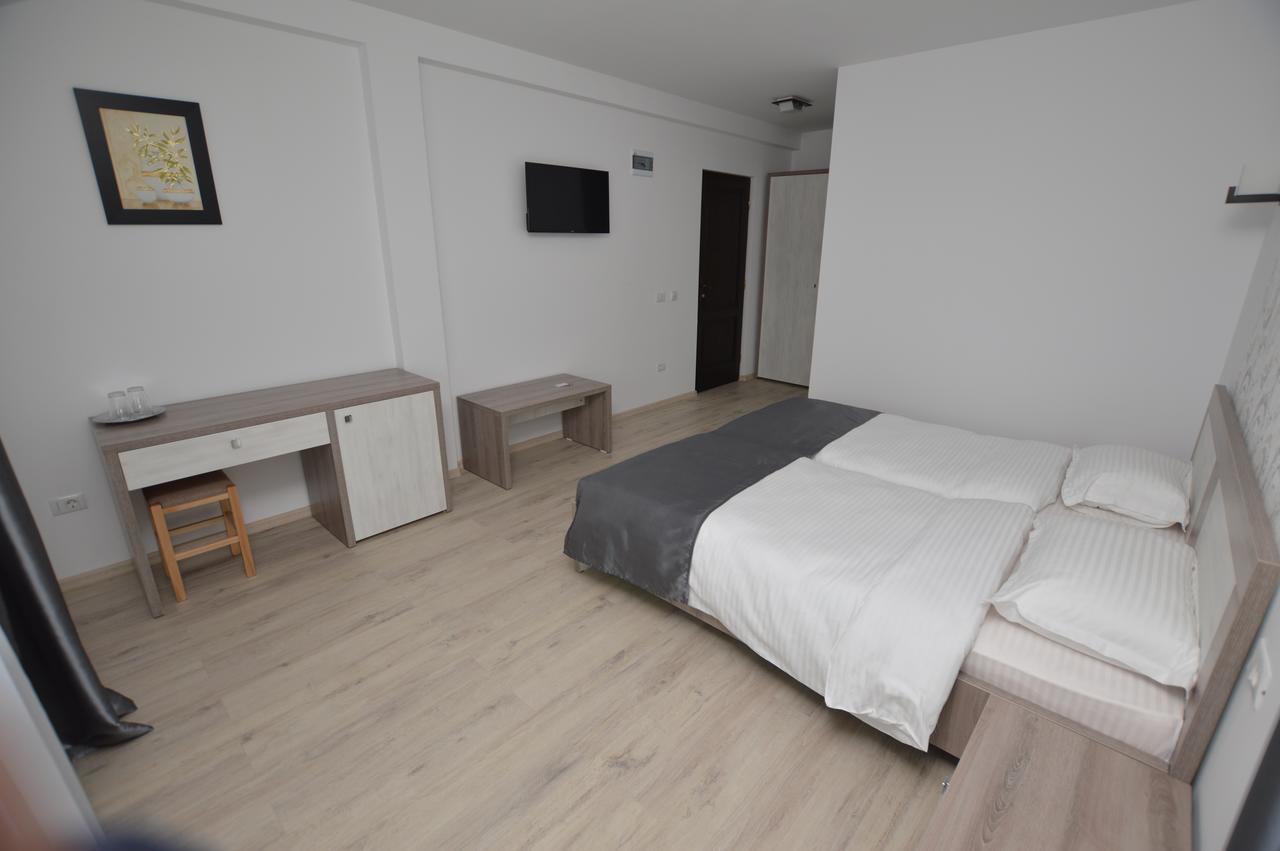 Riana Hotel Adjud Exterior photo